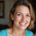 Portret uśmiechniętej kobiety, Anny Kowalskiej, zadowolonej z usług dietetyka.