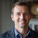 Portret uśmiechniętego mężczyzny, Piotra Nowaka, zadowolonego z usług dietetyka.